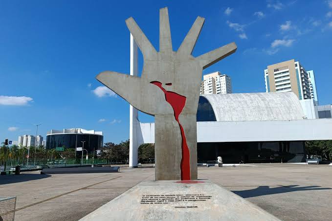 historia_pensar's tweet photo. Sabe qual é o valor que Tarcísio de Freitas repassou para a manutenção de serviços gerais no Memorial da América Latina? Sete reais. Você não leu errado: sete reais (R$ 7,00).

Para manter um centro cultural que tem a maior biblioteca especializada em literatura latino-americana (+ 50 mil obras), o Centro Brasileiro de Estudos da América Latina (CBEAL), o Pavilhão da Criatividade, com 6.000 objetos do folclore e da arte popular latino-americana, com obras de arte originais de Candido Portinari, Poty Lazzarotto, Carybé, Marianne Peretti, etc.

O objetivo, evidentemente, é sucatear o espaço para justificar sua privatização.

Se pegar fogo igual o Museu Nacional vocês já sabem de quem é a culpa.