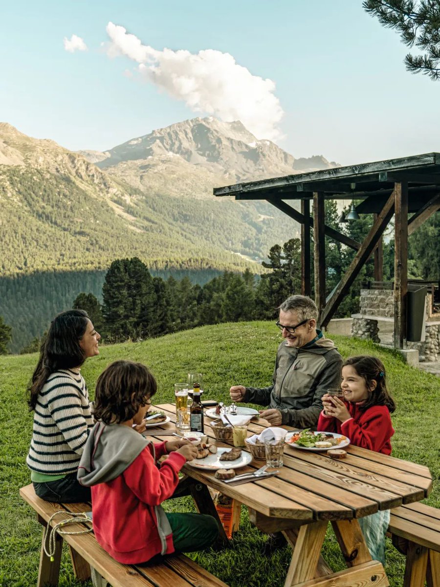 CythiaGutiduk's tweet photo. Compartiendo una tarde cálida con mi familia: risas, café y juegos en el jardín  #TiempoEnFamilia https://t.co/g5t6nfCcfR