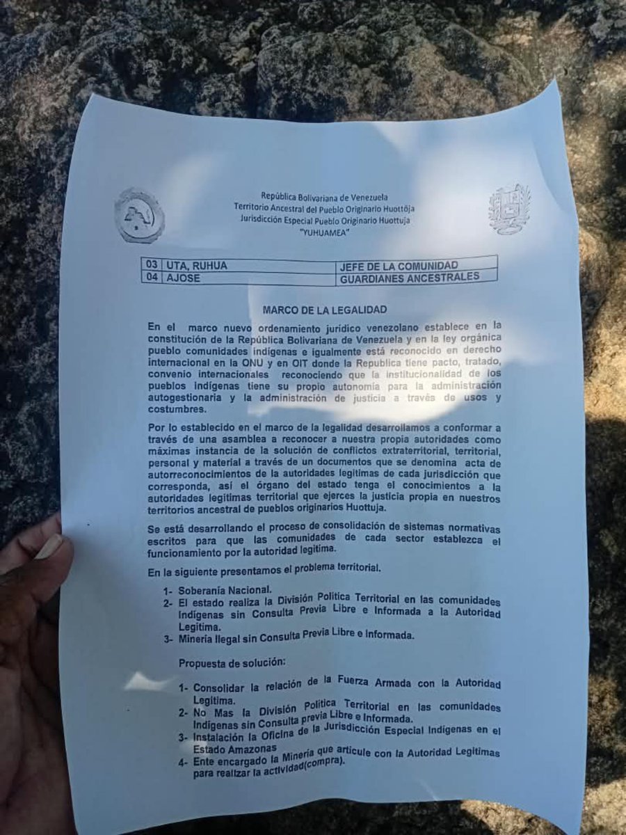 Fritz_A_Sanchez's tweet photo. #Alerta #Venezuela

Se encienden las alarmas ante la pretensión de la Jurisdicción Especial Indígena de la cuenca del río Cuao de promover la legalización de actividades extractivas en el municipio Autana, iniciativa que estaría siendo impulsada por el abogado piaroa Leonel José Galindo 

Los pronunciamientos de rechazo no se han hecho esperar. Hortimio Ochoa, de la Organización del Pueblo Unido Huottja (piaroa) de la cuenca del río Cataniapo (OPUHC), expresó públicamente su oposición a estas pretensiones 

Cabe recordar que la minería ilegal e informal se ha venido expandiendo en la región del río Cuao, incluyendo la extracción de casiterita. Ahora, tras reuniones y encuentros con representantes del #TSJ se estaría intentando dar un «barniz de legalidad» a una actividad que, según el marco jurídico vigente, se encuentra prohibida en la entidad

Esta prohibición está respaldada por el Decreto N.º 269 de 1989, mediante el cual se declaró la creación de la Reserva de Biósfera Alto Orinoco-Casiquiare, y por el Decreto N.º 1.635 de 1991, que estableció la Reserva Forestal Sipapo, ambos instrumentos vigentes del estado Amazonas que restringen actividades mineras y extractivas en estas áreas protegidas 

Organizaciones indígenas de base comunitaria advierten que una eventual medida que permita o legitime el extractivismo podría desencadenar una nueva vorágine minera en Amazonas, con consecuencias ambientales y sociales de gran magnitud, similares a las que actualmente afectan al #edoBolívar

En Bolívar, organizaciones no gubernamentales han georreferenciado ya más de 100.000 hectáreas devastadas por la actividad minera.

#Amazonas #Cuao #Autana #Extractivismo #PueblosIndígenas #AmbienteSinDerechos #SurDelOrinoco