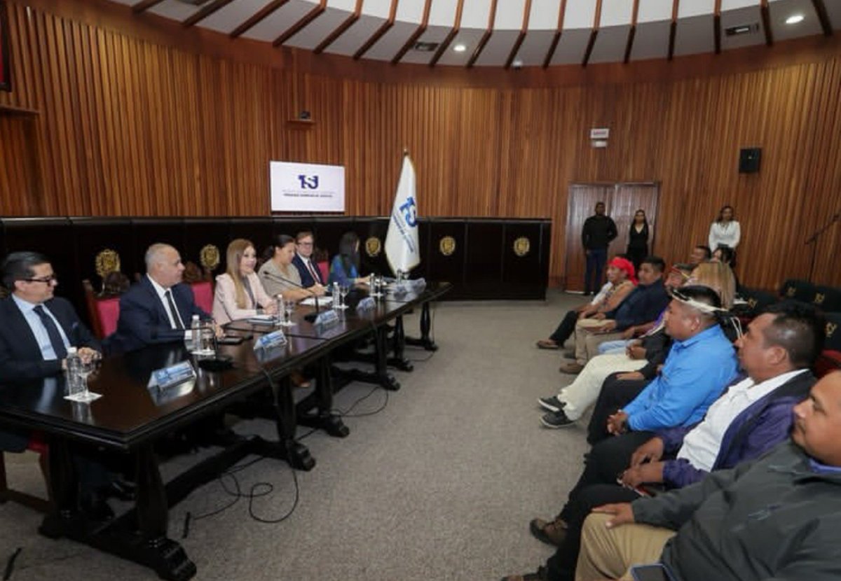 Fritz_A_Sanchez's tweet photo. #Alerta #Venezuela

Se encienden las alarmas ante la pretensión de la Jurisdicción Especial Indígena de la cuenca del río Cuao de promover la legalización de actividades extractivas en el municipio Autana, iniciativa que estaría siendo impulsada por el abogado piaroa Leonel José Galindo 

Los pronunciamientos de rechazo no se han hecho esperar. Hortimio Ochoa, de la Organización del Pueblo Unido Huottja (piaroa) de la cuenca del río Cataniapo (OPUHC), expresó públicamente su oposición a estas pretensiones 

Cabe recordar que la minería ilegal e informal se ha venido expandiendo en la región del río Cuao, incluyendo la extracción de casiterita. Ahora, tras reuniones y encuentros con representantes del #TSJ se estaría intentando dar un «barniz de legalidad» a una actividad que, según el marco jurídico vigente, se encuentra prohibida en la entidad

Esta prohibición está respaldada por el Decreto N.º 269 de 1989, mediante el cual se declaró la creación de la Reserva de Biósfera Alto Orinoco-Casiquiare, y por el Decreto N.º 1.635 de 1991, que estableció la Reserva Forestal Sipapo, ambos instrumentos vigentes del estado Amazonas que restringen actividades mineras y extractivas en estas áreas protegidas 

Organizaciones indígenas de base comunitaria advierten que una eventual medida que permita o legitime el extractivismo podría desencadenar una nueva vorágine minera en Amazonas, con consecuencias ambientales y sociales de gran magnitud, similares a las que actualmente afectan al #edoBolívar

En Bolívar, organizaciones no gubernamentales han georreferenciado ya más de 100.000 hectáreas devastadas por la actividad minera.

#Amazonas #Cuao #Autana #Extractivismo #PueblosIndígenas #AmbienteSinDerechos #SurDelOrinoco
