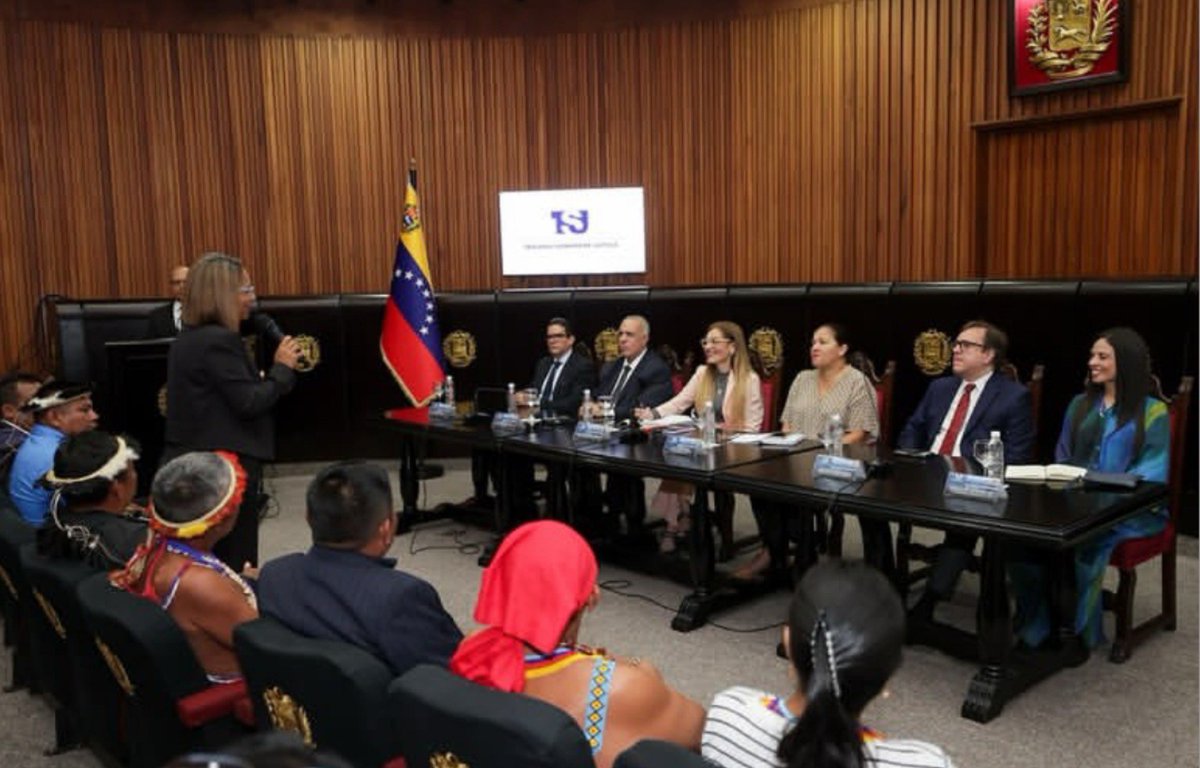 Fritz_A_Sanchez's tweet photo. #Alerta #Venezuela

Se encienden las alarmas ante la pretensión de la Jurisdicción Especial Indígena de la cuenca del río Cuao de promover la legalización de actividades extractivas en el municipio Autana, iniciativa que estaría siendo impulsada por el abogado piaroa Leonel José Galindo 

Los pronunciamientos de rechazo no se han hecho esperar. Hortimio Ochoa, de la Organización del Pueblo Unido Huottja (piaroa) de la cuenca del río Cataniapo (OPUHC), expresó públicamente su oposición a estas pretensiones 

Cabe recordar que la minería ilegal e informal se ha venido expandiendo en la región del río Cuao, incluyendo la extracción de casiterita. Ahora, tras reuniones y encuentros con representantes del #TSJ se estaría intentando dar un «barniz de legalidad» a una actividad que, según el marco jurídico vigente, se encuentra prohibida en la entidad

Esta prohibición está respaldada por el Decreto N.º 269 de 1989, mediante el cual se declaró la creación de la Reserva de Biósfera Alto Orinoco-Casiquiare, y por el Decreto N.º 1.635 de 1991, que estableció la Reserva Forestal Sipapo, ambos instrumentos vigentes del estado Amazonas que restringen actividades mineras y extractivas en estas áreas protegidas 

Organizaciones indígenas de base comunitaria advierten que una eventual medida que permita o legitime el extractivismo podría desencadenar una nueva vorágine minera en Amazonas, con consecuencias ambientales y sociales de gran magnitud, similares a las que actualmente afectan al #edoBolívar

En Bolívar, organizaciones no gubernamentales han georreferenciado ya más de 100.000 hectáreas devastadas por la actividad minera.

#Amazonas #Cuao #Autana #Extractivismo #PueblosIndígenas #AmbienteSinDerechos #SurDelOrinoco