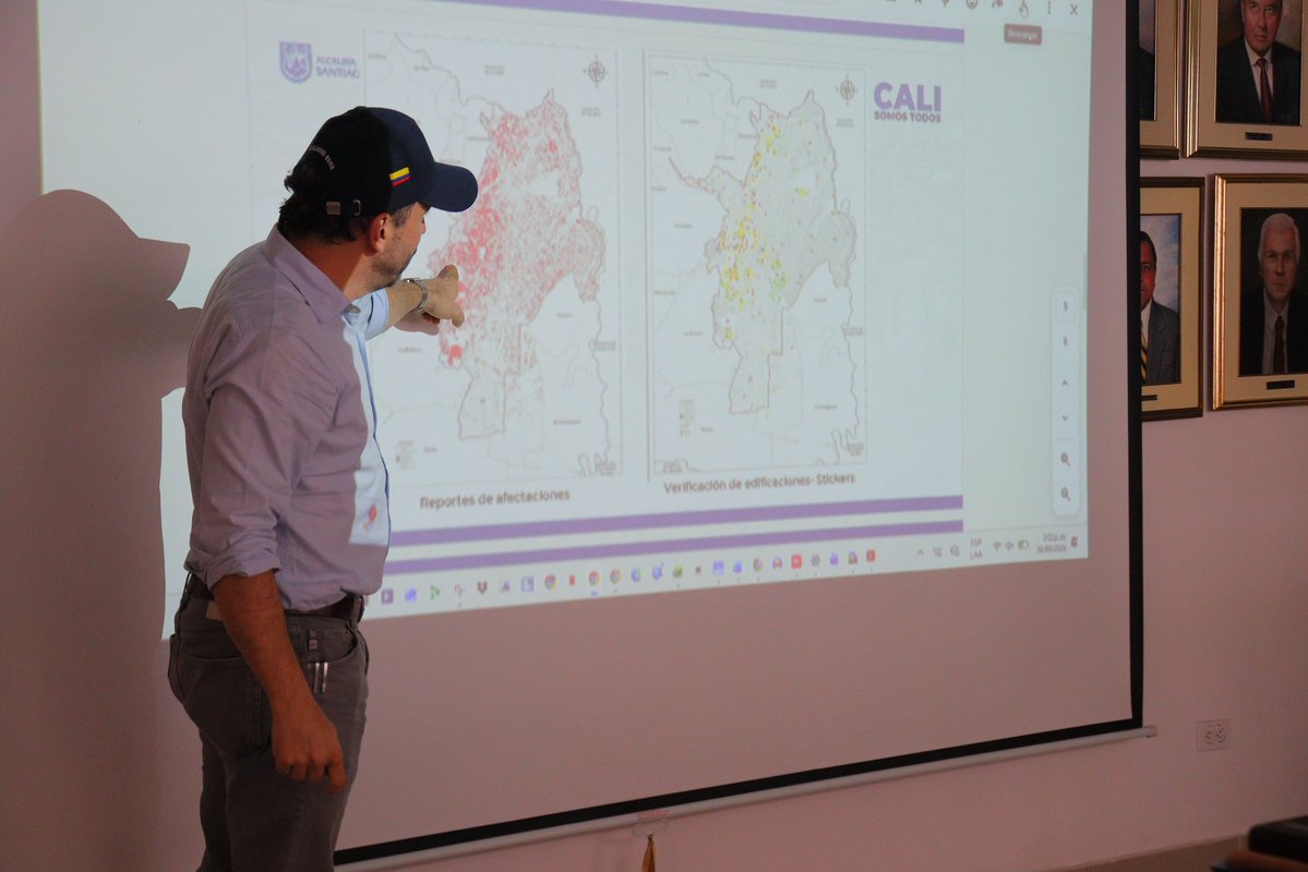 alejoeder's tweet photo. Hoy hicimos un recorrido por Cuarto de Legua con Michael Koh, investigador ejecutivo del Centro para Ciudades Habitables, y Jason Chan, subdirector de Plataformas de Conocimiento, quienes nos visitaron desde Singapur.

Contar con el apoyo y la experiencia de uno de los países más desarrollados del mundo es muy importante para Cali. Con ellos avanzamos en una transferencia técnica de conocimiento que nos permita adaptar a nuestra ciudad el modelo de vivienda de Singapur y aplicarlo a nuestro proceso de reconstrucción después del terremoto del pasado 10 de agosto.

Queremos aprovechar esta experiencia para construir una Cali más resiliente, segura y mejor preparada para enfrentar este tipo de emergencias en el futuro.