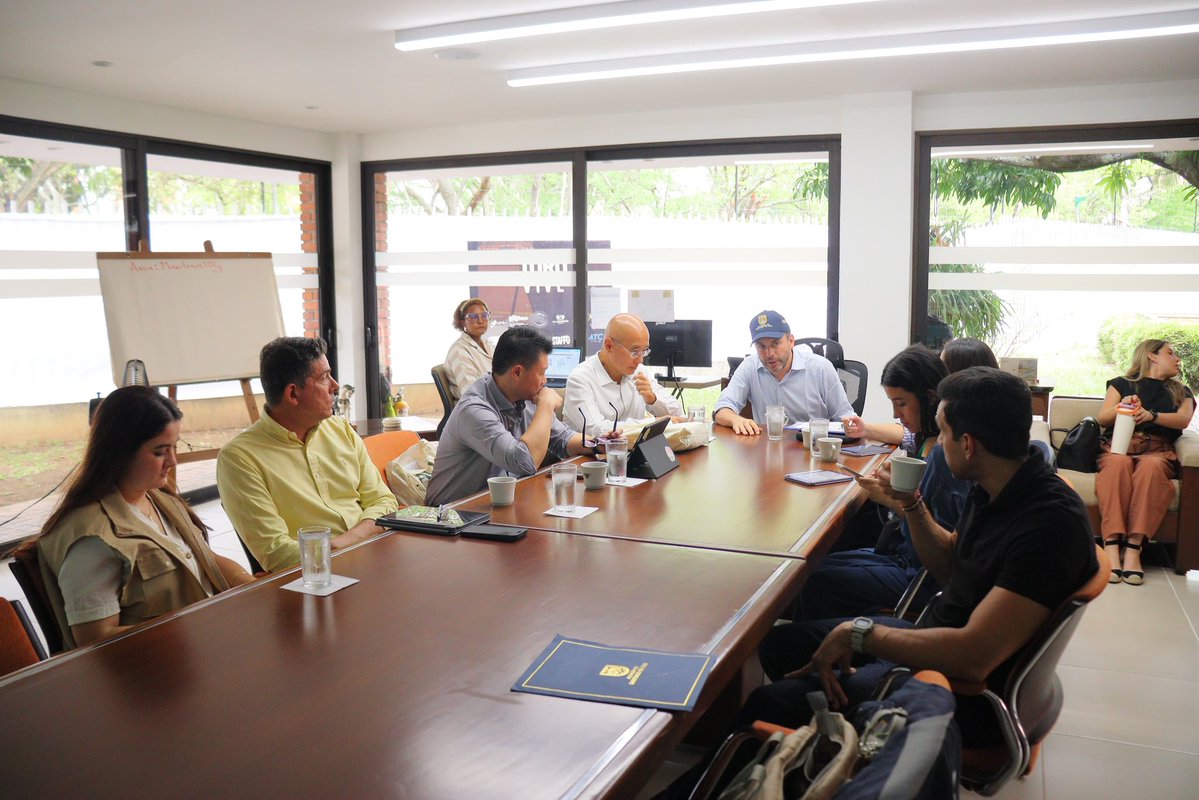 alejoeder's tweet photo. Hoy hicimos un recorrido por Cuarto de Legua con Michael Koh, investigador ejecutivo del Centro para Ciudades Habitables, y Jason Chan, subdirector de Plataformas de Conocimiento, quienes nos visitaron desde Singapur.

Contar con el apoyo y la experiencia de uno de los países más desarrollados del mundo es muy importante para Cali. Con ellos avanzamos en una transferencia técnica de conocimiento que nos permita adaptar a nuestra ciudad el modelo de vivienda de Singapur y aplicarlo a nuestro proceso de reconstrucción después del terremoto del pasado 10 de agosto.

Queremos aprovechar esta experiencia para construir una Cali más resiliente, segura y mejor preparada para enfrentar este tipo de emergencias en el futuro.