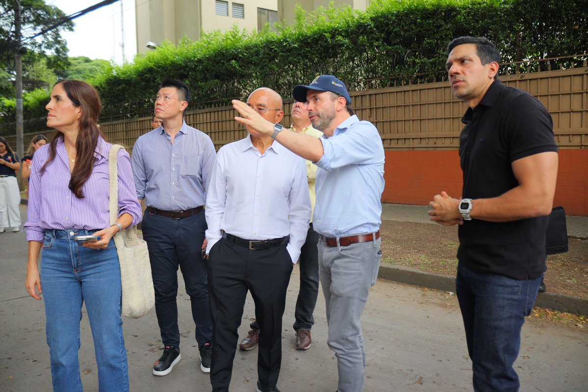 alejoeder's tweet photo. Hoy hicimos un recorrido por Cuarto de Legua con Michael Koh, investigador ejecutivo del Centro para Ciudades Habitables, y Jason Chan, subdirector de Plataformas de Conocimiento, quienes nos visitaron desde Singapur.

Contar con el apoyo y la experiencia de uno de los países más desarrollados del mundo es muy importante para Cali. Con ellos avanzamos en una transferencia técnica de conocimiento que nos permita adaptar a nuestra ciudad el modelo de vivienda de Singapur y aplicarlo a nuestro proceso de reconstrucción después del terremoto del pasado 10 de agosto.

Queremos aprovechar esta experiencia para construir una Cali más resiliente, segura y mejor preparada para enfrentar este tipo de emergencias en el futuro.