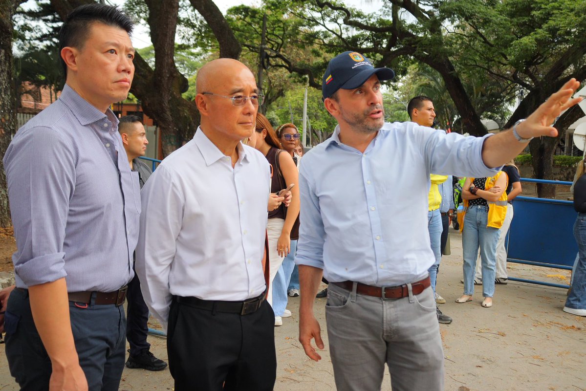 alejoeder's tweet photo. Hoy hicimos un recorrido por Cuarto de Legua con Michael Koh, investigador ejecutivo del Centro para Ciudades Habitables, y Jason Chan, subdirector de Plataformas de Conocimiento, quienes nos visitaron desde Singapur.

Contar con el apoyo y la experiencia de uno de los países más desarrollados del mundo es muy importante para Cali. Con ellos avanzamos en una transferencia técnica de conocimiento que nos permita adaptar a nuestra ciudad el modelo de vivienda de Singapur y aplicarlo a nuestro proceso de reconstrucción después del terremoto del pasado 10 de agosto.

Queremos aprovechar esta experiencia para construir una Cali más resiliente, segura y mejor preparada para enfrentar este tipo de emergencias en el futuro.