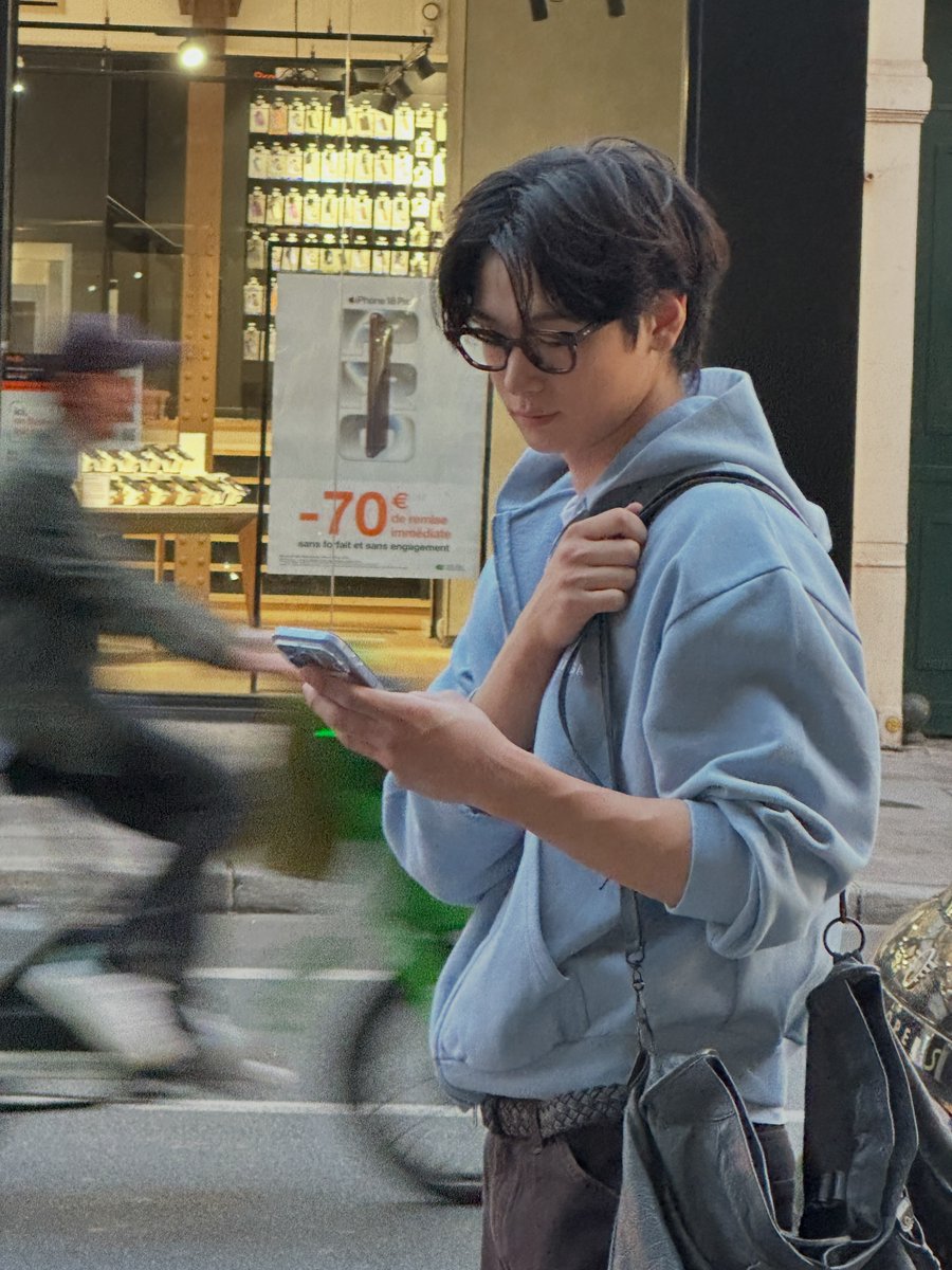 dailyljy's tweet photo. juyeon got a new glacier blue iphone 18?? https://t.co/2c7NfgYTEX