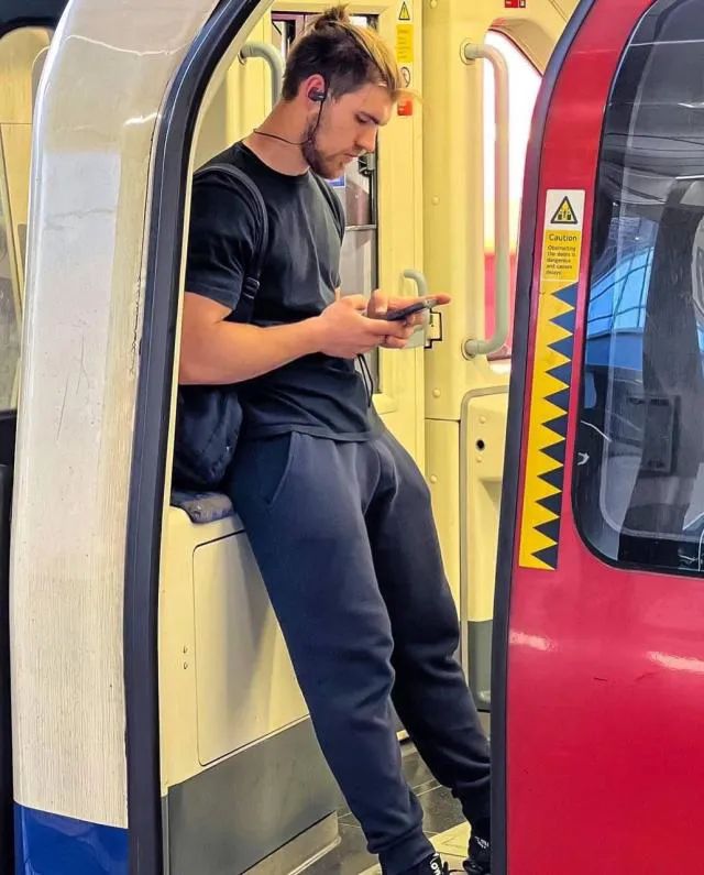 AdamRileyVO's tweet photo. Bird watching on the metro. Bros like this must know how clearly we can ogle their thick penises…
#sweatpants #sweats #vpl #penisline #dickprint #bulge #package #dickslip #voyeur #spy #public #penis #dick #flaccid #bro #dude https://t.co/uKCf5w5Xzb