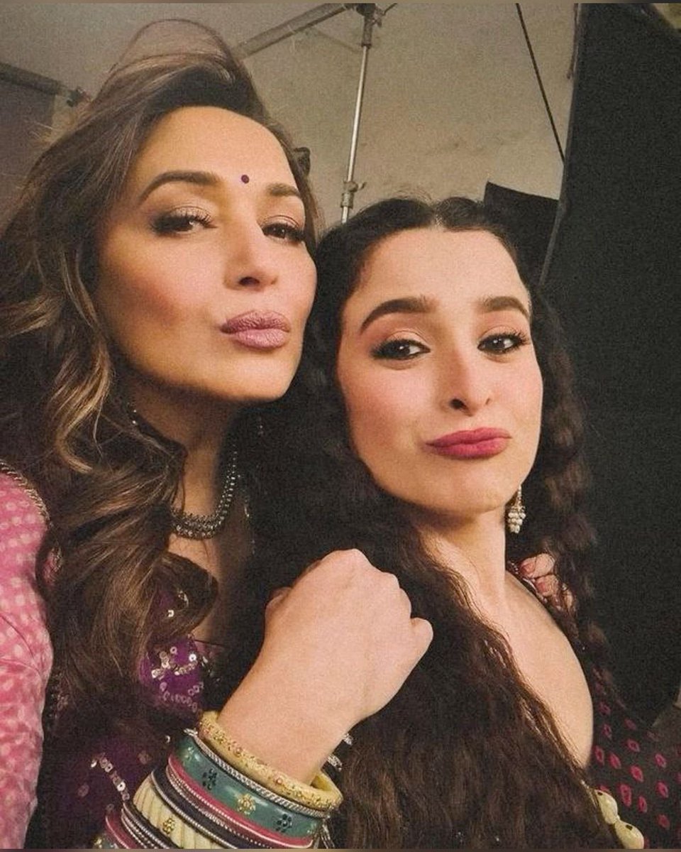 dscullypriv's tweet photo. i wish madhuri had kissed in tfg or maja ma 😭😭 it would’ve been amazing to witness https://t.co/BX1vlYjTAc