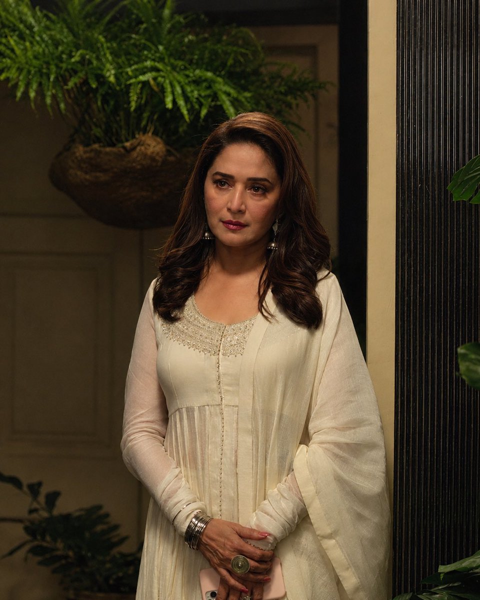 dscullypriv's tweet photo. i wish madhuri had kissed in tfg or maja ma 😭😭 it would’ve been amazing to witness https://t.co/BX1vlYjTAc