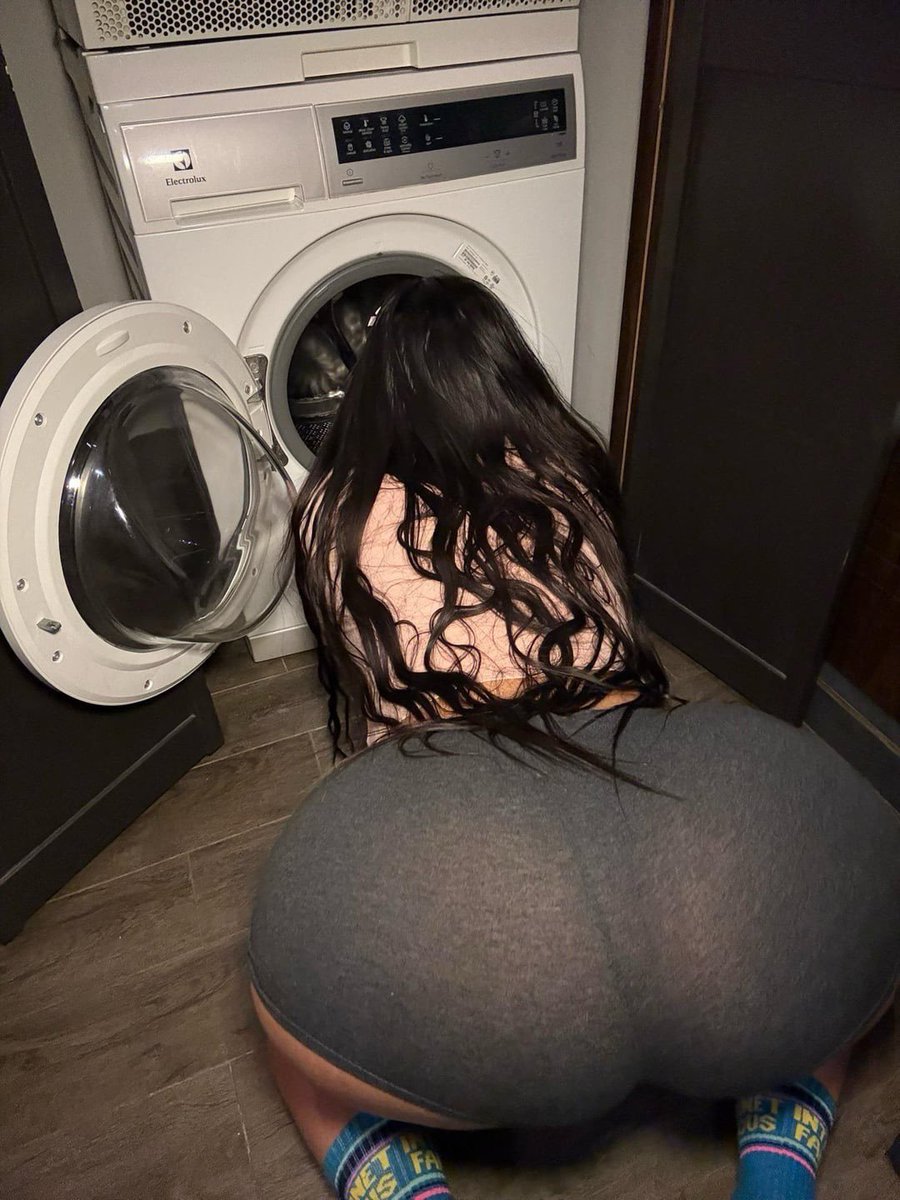 NikusaLaCulona's tweet photo. Mientras METÍA la ropa en la LAVADORA, la MAMI se ARRODILLÓ de espaldas y dejó su CULO enorme y redondo completamente EXPUESTO. El JOVEN, al VERLA así, no pudo evitar FROTARSE la ENTREPIERNA… y ella, generosa, se GIRÓ un poco para SATISFACERLO. 💦

#nsfw #sexrol #roleplay https://t.co/kiTGxlG1Fb