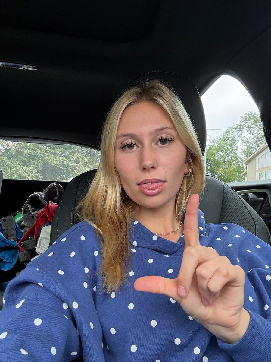 SIMPforjovle's tweet photo. Good afternoon tell me I’m prettier than ur ugly gf #findom https://t.co/uap1s5I3Px