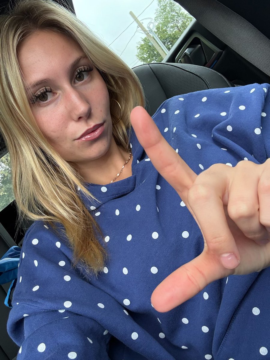 SIMPforjovle's tweet photo. Good afternoon tell me I’m prettier than ur ugly gf #findom https://t.co/uap1s5I3Px