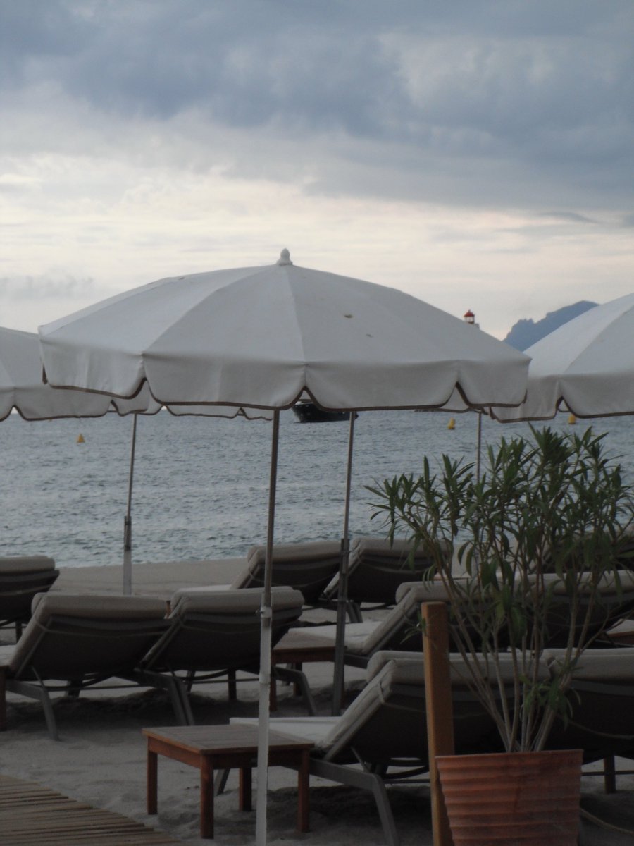 vampireprada's tweet photo. cloudy day in cannes https://t.co/QGSRnI8J07