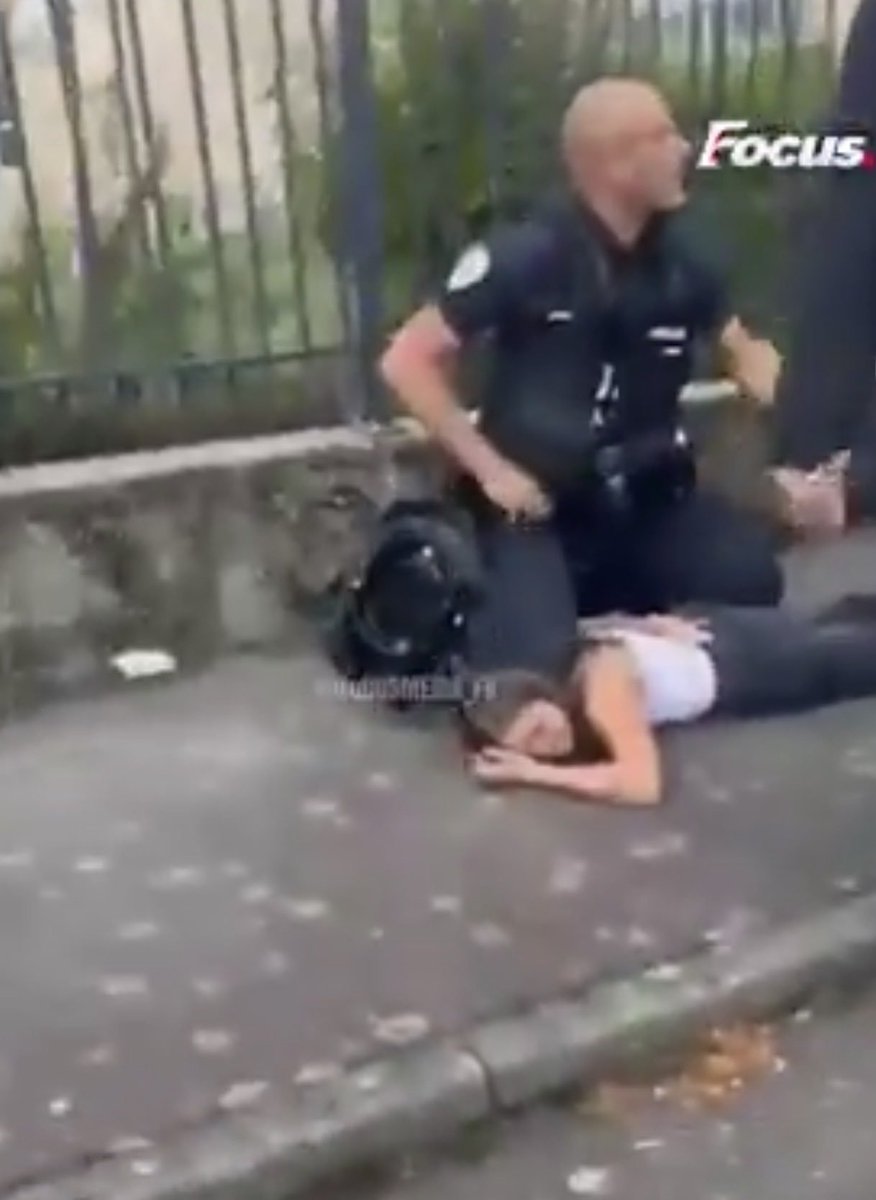 DelormeJul11265's tweet photo. Voilà le visage de la macronie ! Un policier à genoux sur une jeune femme au sol, qui l'étrangle.
C'est ça votre République ? C'est ça l'ordre républicain de Macron ? La honte ! 

#MacronDemission https://t.co/S3hBDY5ayB