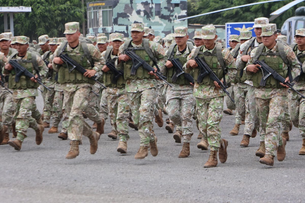 CCFFAA_PERU's tweet photo. #Ahora| Desde la 1ra BRIFFEE, 1000 integrantes de nuestras FFAA iniciaron su despliegue hacia los locales de votación del interior del país, como parte de los 41 000 militares que se desplegarán a nivel nacional para la seguridad de los comicios electorales de este domingo. 1/3 https://t.co/nPQoEfpsfG