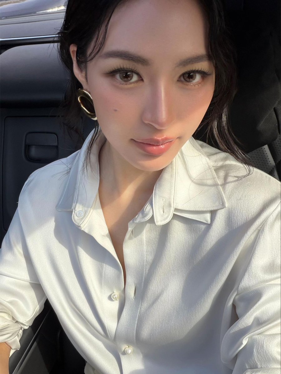 vlrp01's tweet photo. RESPECTFULLY MISS KWONG!? 🛐

#LinglingKwong 
#LingOrmDiorSummer27 
#Dior #DiorSummer27 #PFW https://t.co/qImA2mPjt4
