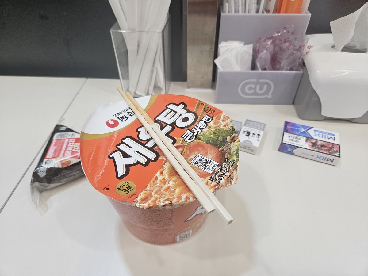 goyou86's tweet photo. 야근을 끝내고 일찍 잠에 들고 새벽에 일어나 집앞 편의점에서 담배를 사고 컵라면 삼김을 먹는다.
이 얼마나 행복한 나라냐.
이 한국이 얼마나 풍요롭고 안전하고 평화로운지 감도 못잡겠다. https://t.co/LNoMdXAGBi