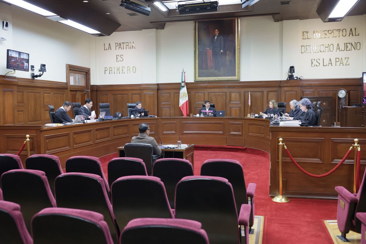 SCJN's tweet photo. 🚨 #ÚltimaHora | La #SCJN determinó que la calidad de persona trabajadora de confianza depende de las funciones que realmente se desempeñan, no solo del nombre del puesto ni de una clasificación reglamentaria.

⚖️ El Pleno resolvió que, para asignar esa categoría, las autoridades deben analizar las labores efectivamente acreditadas y verificar que, por su naturaleza, correspondan materialmente a funciones de confianza.

🧹👩‍🏫 La Suprema Corte revocó la sentencia que negó la basificación y reinstalación a una persona que realizaba labores de limpieza y mantenimiento en una escuela en Morelos, al considerar que no bastaba equiparar esas actividades con las de un puesto de intendencia previsto como de confianza en un reglamento de la SEP.

📌 El tribunal colegiado deberá emitir una nueva resolución en las que analice las funciones realmente desempeñadas y los argumentos pendientes sobre la temporalidad del nombramiento, la naturaleza de la plaza, la basificación y la reinstalación.

📄 Amparo Directo en Revisión 2636/2026.