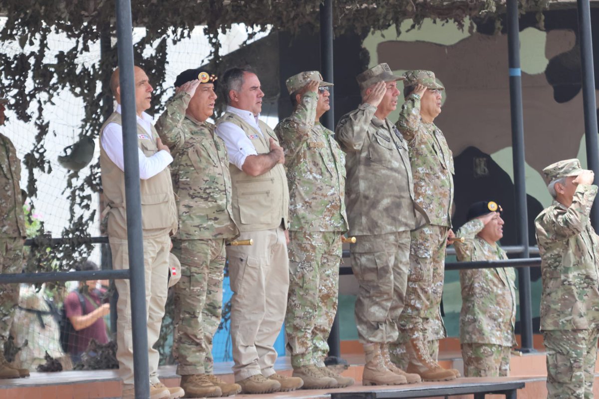CCFFAA_PERU's tweet photo. El desplazamiento fue supervisado por el titular del @MindefPeru y el Jefe del CCFFAA. El personal militar se movilizará por aire, mar y tierra con la misión de custodiar el material electoral y proteger a los funcionarios electorales en el cumplimiento de sus funciones. 2/3 https://t.co/7Qq14dJlB2