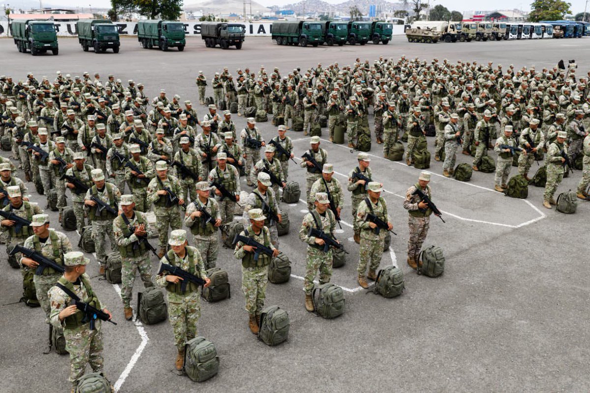 CCFFAA_PERU's tweet photo. El desplazamiento fue supervisado por el titular del @MindefPeru y el Jefe del CCFFAA. El personal militar se movilizará por aire, mar y tierra con la misión de custodiar el material electoral y proteger a los funcionarios electorales en el cumplimiento de sus funciones. 2/3 https://t.co/7Qq14dJlB2
