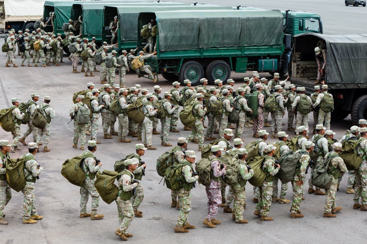 CCFFAA_PERU's tweet photo. El desplazamiento fue supervisado por el titular del @MindefPeru y el Jefe del CCFFAA. El personal militar se movilizará por aire, mar y tierra con la misión de custodiar el material electoral y proteger a los funcionarios electorales en el cumplimiento de sus funciones. 2/3 https://t.co/7Qq14dJlB2