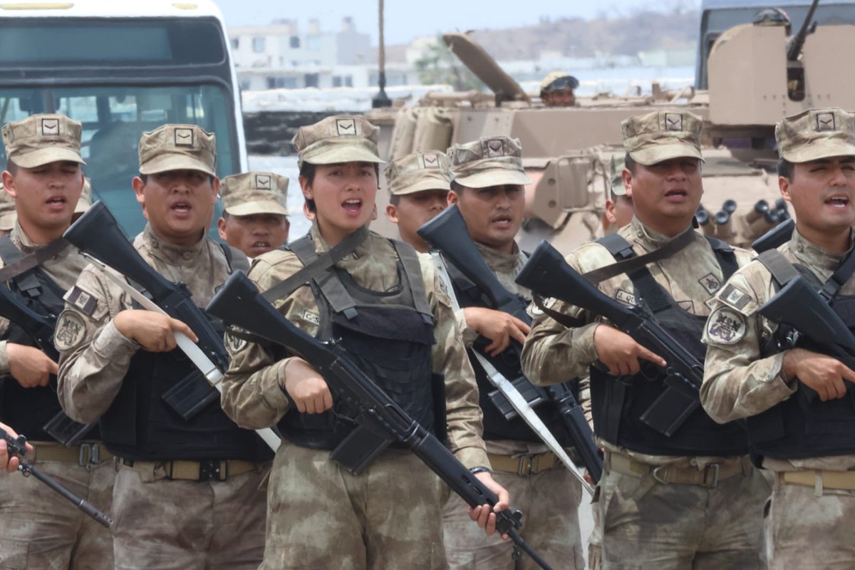 CCFFAA_PERU's tweet photo. El desplazamiento fue supervisado por el titular del @MindefPeru y el Jefe del CCFFAA. El personal militar se movilizará por aire, mar y tierra con la misión de custodiar el material electoral y proteger a los funcionarios electorales en el cumplimiento de sus funciones. 2/3 https://t.co/7Qq14dJlB2