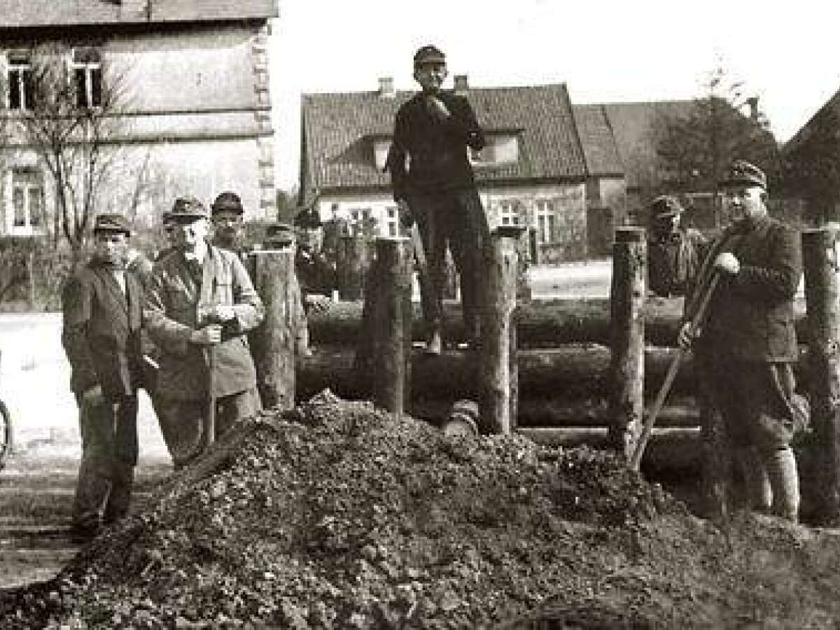 RebelRadioAM's tweet photo. Türkische Gastarbeiter errichten Panzersperren, um den US-Vormarsch aufzuhalten. https://t.co/BUAXXTaecs