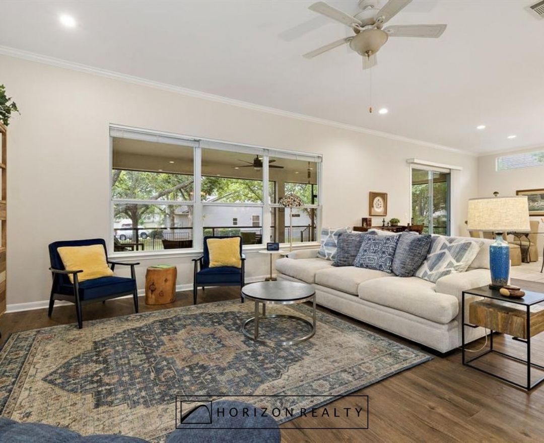 HorizonRealtyTX's tweet photo. Horizon Agent, LaNeigh Hudson listed this home situated on a oversized corner lot shaded by mature trees. This single-story 2-bedroom, 2-bath home offers a spacious screened-in porch designed for comfortable outdoor living. #forsale #georgetowntx #homesweethome #realtor https://t.co/MqcwjQ8iiM