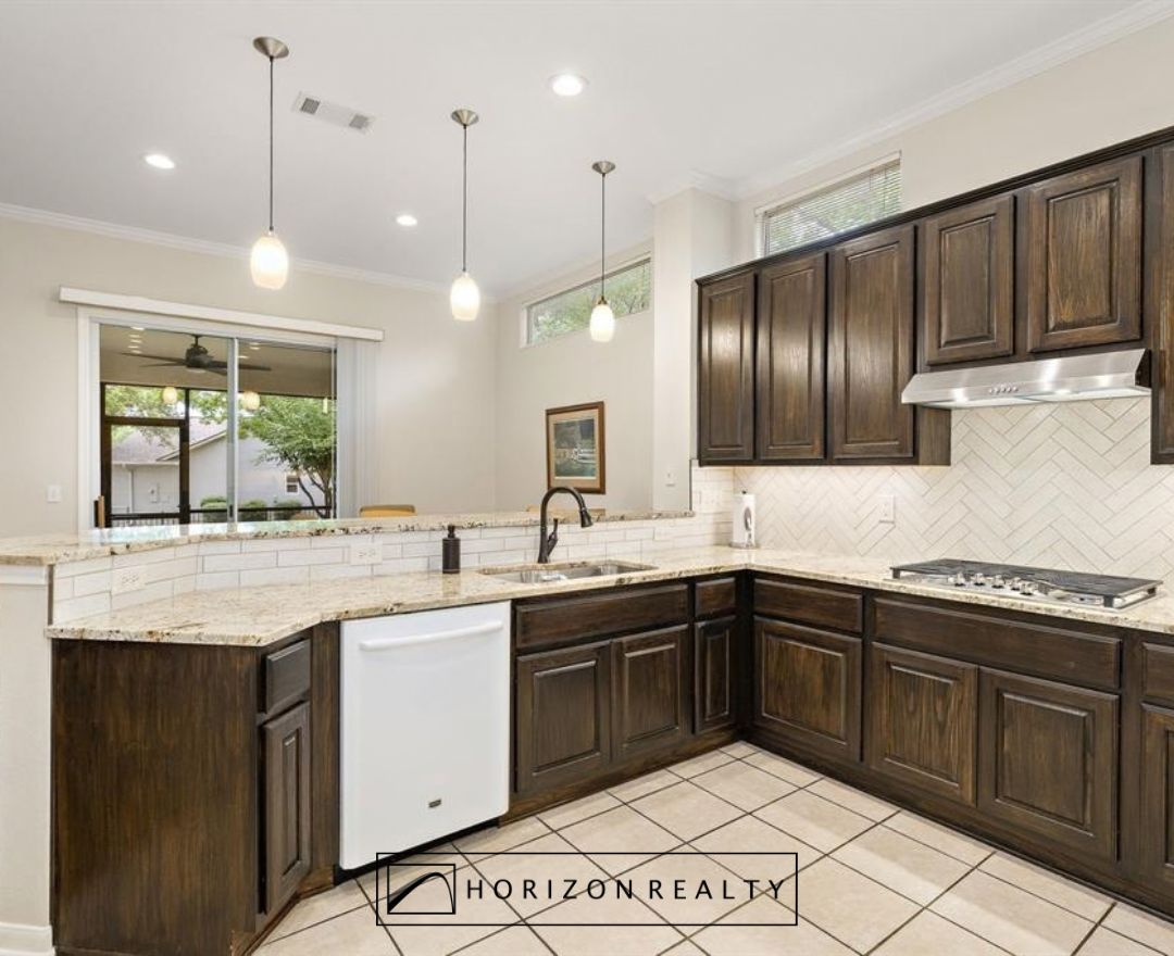 HorizonRealtyTX's tweet photo. Horizon Agent, LaNeigh Hudson listed this home situated on a oversized corner lot shaded by mature trees. This single-story 2-bedroom, 2-bath home offers a spacious screened-in porch designed for comfortable outdoor living. #forsale #georgetowntx #homesweethome #realtor https://t.co/MqcwjQ8iiM