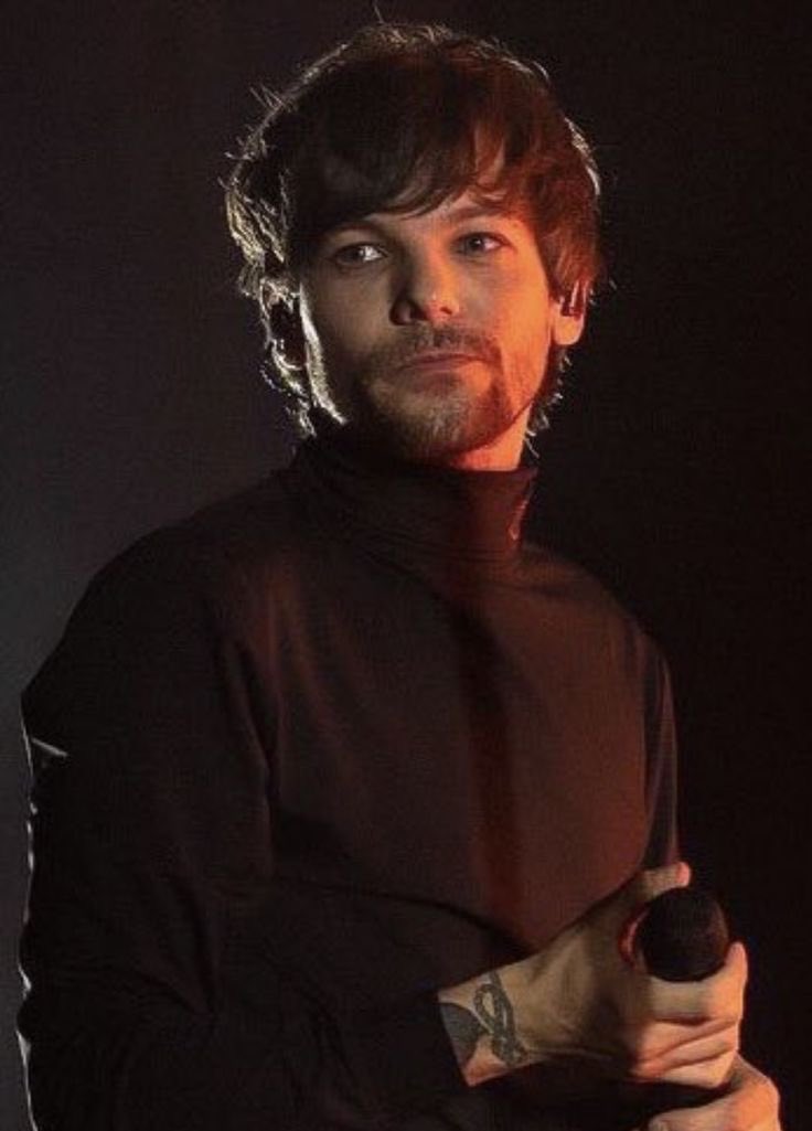 missangelsuee's tweet photo. turtleneck louis save me save meee https://t.co/ctgrSwSs1e