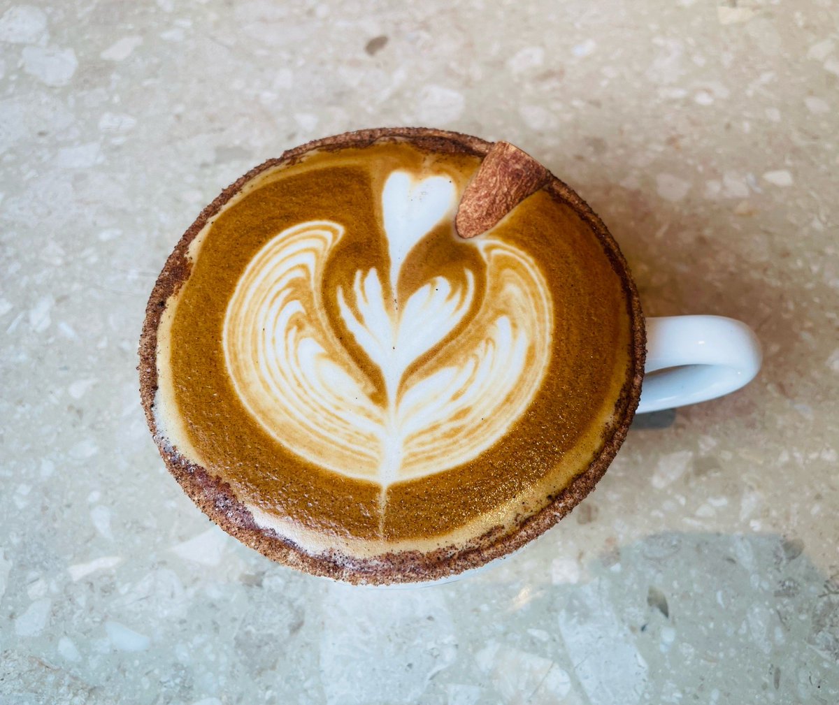 IllaKisro's tweet photo. Haz un delicioso latte de vainilla en 2 minutos: mezcla espresso, leche caliente + 1 cucharadita de sirope de vainilla, listo!， https://t.co/vuntbWxxyE