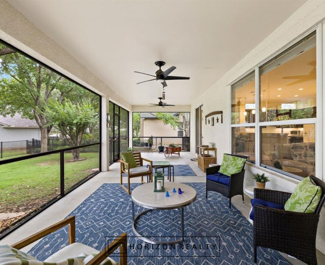HorizonRealtyTX's tweet photo. Horizon Agent, LaNeigh Hudson listed this home situated on a oversized corner lot shaded by mature trees. This single-story 2-bedroom, 2-bath home offers a spacious screened-in porch designed for comfortable outdoor living. #forsale #georgetowntx #homesweethome #realtor https://t.co/MqcwjQ8iiM