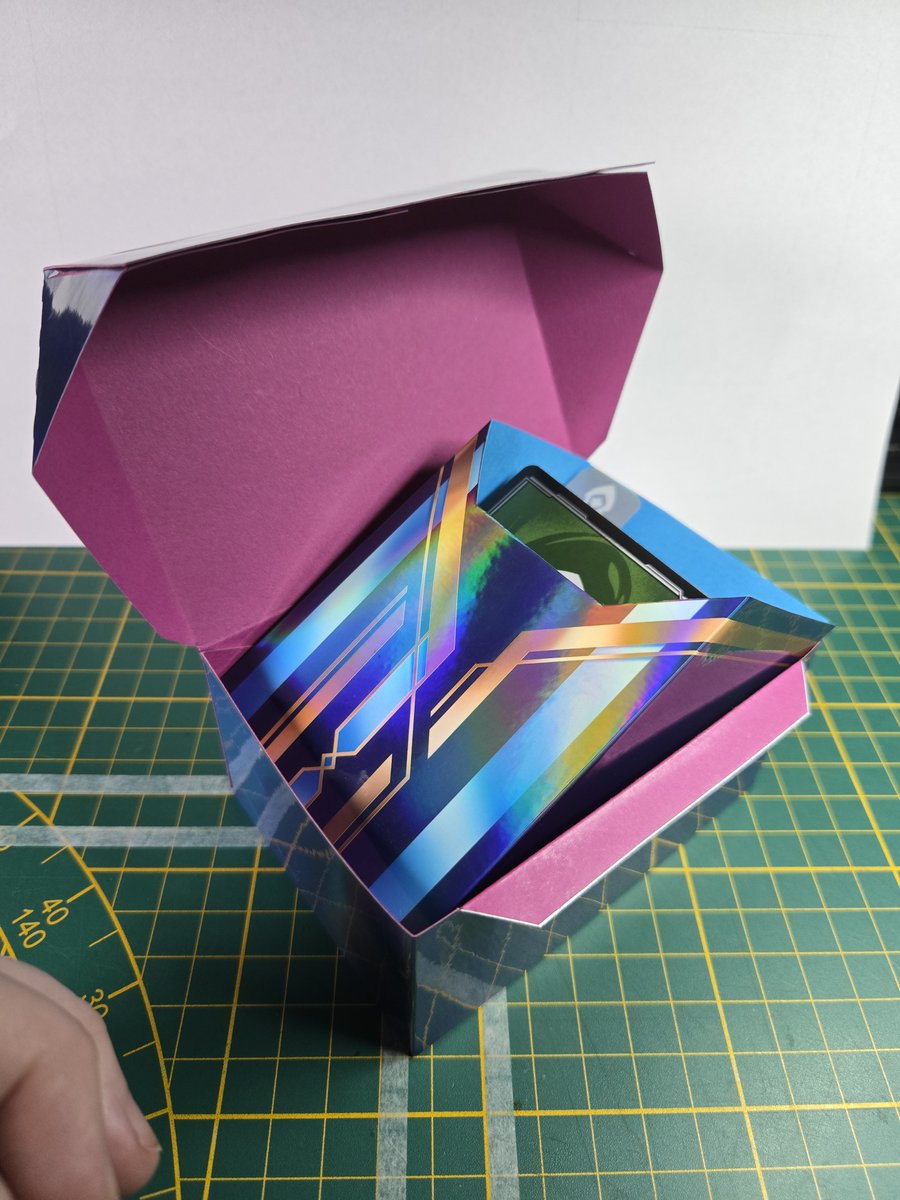 Badassassassin's tweet photo. Did you know that besides #riftbound cards I'm also working on DIY print at home storage boxes?

Ft pastel hexrune mini deckbox
And the pop up hexchest box https://t.co/dnZVrTla5P