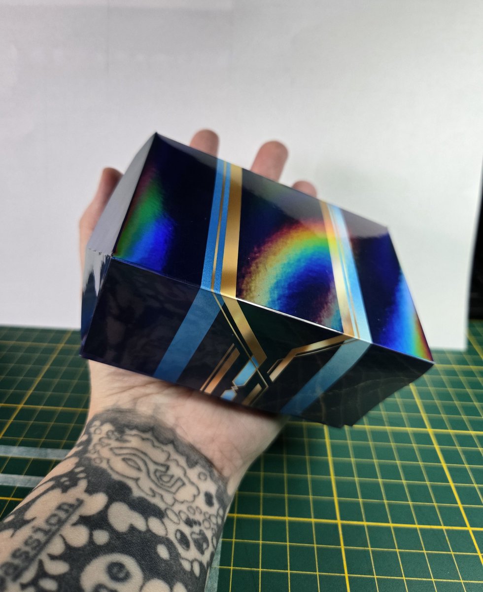 Badassassassin's tweet photo. Did you know that besides #riftbound cards I'm also working on DIY print at home storage boxes?

Ft pastel hexrune mini deckbox
And the pop up hexchest box https://t.co/dnZVrTla5P