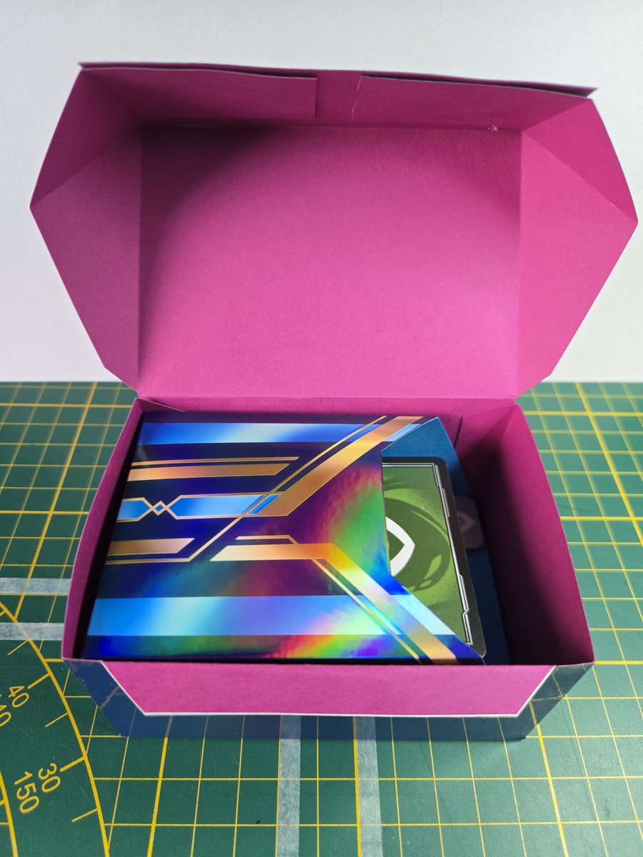 Badassassassin's tweet photo. Did you know that besides #riftbound cards I'm also working on DIY print at home storage boxes?

Ft pastel hexrune mini deckbox
And the pop up hexchest box https://t.co/dnZVrTla5P