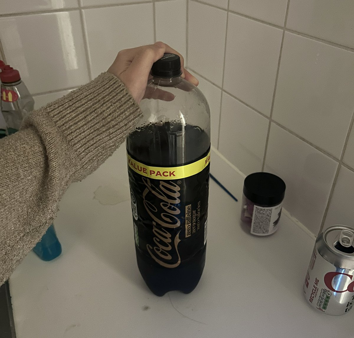 thepinkhour's tweet photo. acquired big bottle of coke zero decaf. i love this drink. zero sugar zero cals zero caffeine YES give me that big bottle of Nothing!! what does it contain? no https://t.co/3V9FXwIeze