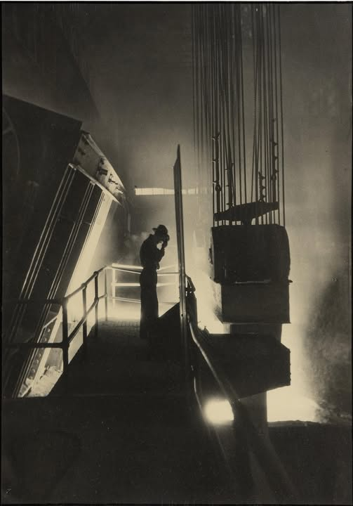 RaBeArt's tweet photo. Mass Production and the Man. A Scene at the Ford Plant, 1929. Photographer: Margaret Bourke-White (American, 1904-1971). gelatin silver print.
#Photo #MargaretBourkeWhite #FordPlant #MassProduction #streetphotography #urban https://t.co/LabuZaGLXT