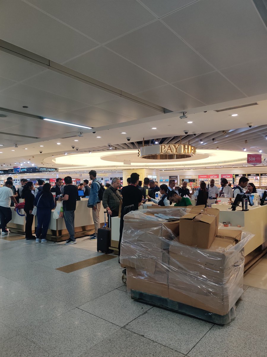 VKsinghNCR's tweet photo. Arrival Delhi Duty Free has so much staff. But somehow always chaotic at the cash registers. Why is it so poorly run? Same issue at departures, no queue management or order. Delhi duty Free functions like the third world. https://t.co/jaIulpCN4F