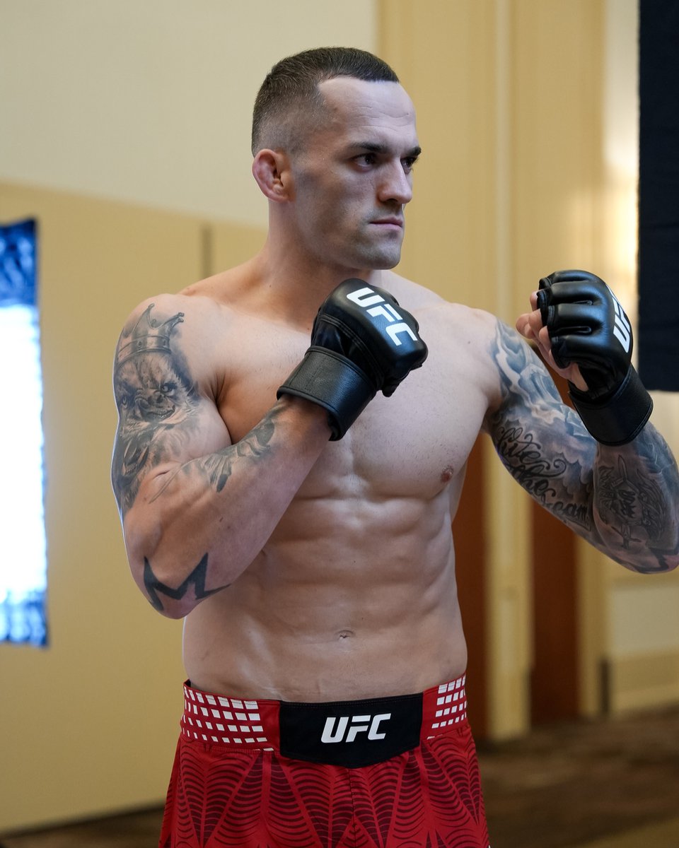 ufc's tweet photo. A natural 🤝

Roberto Soldic looks good as he goes through his first UFC fight week!

[ #UFC332 | OCT 3 | LIVE at 8pmET on @ParamountPlus and @CBS ] https://t.co/daoYlIwBsf