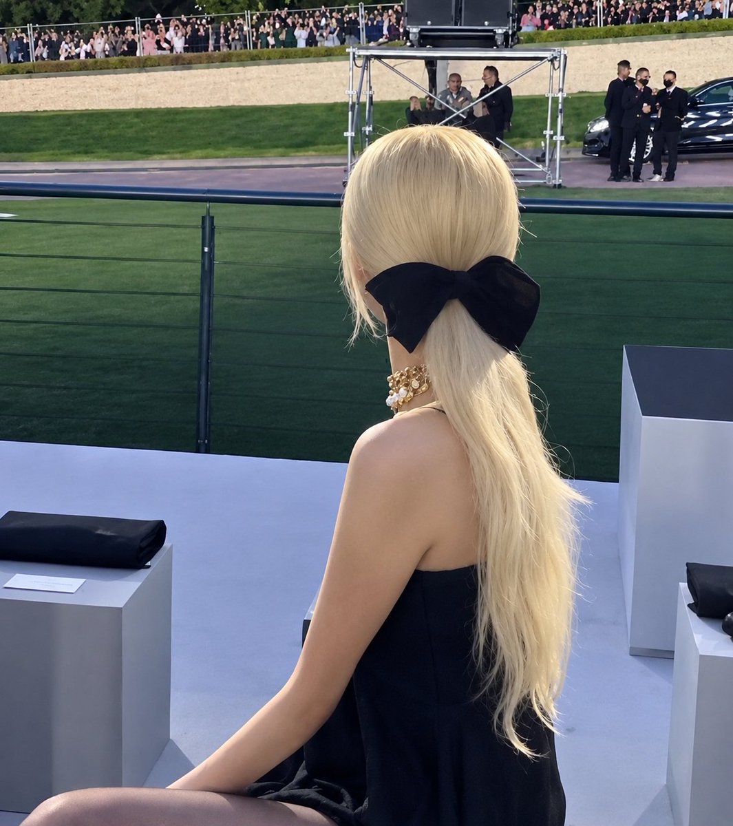 shehroz_ra2442's tweet photo. She’s literally recreating her 2021 YSL event hairstyle 𐙚 https://t.co/OTq6E3UmZs