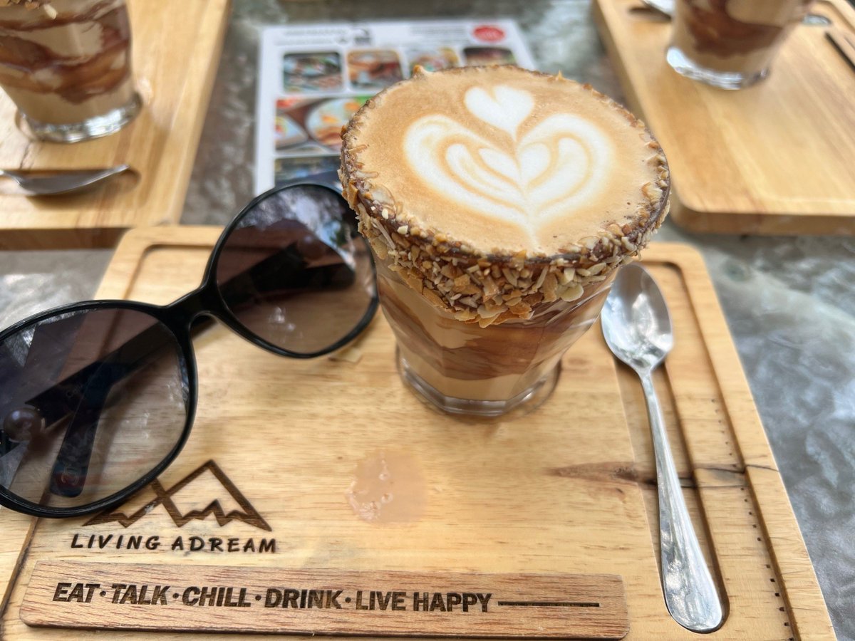 AryaPearsohp's tweet photo. Un desayuno rápido y delicioso: café con leche + tostada de aguacate con una pizca de sal. Perfecto para empezar el día!， https://t.co/H4IjUUIIL6