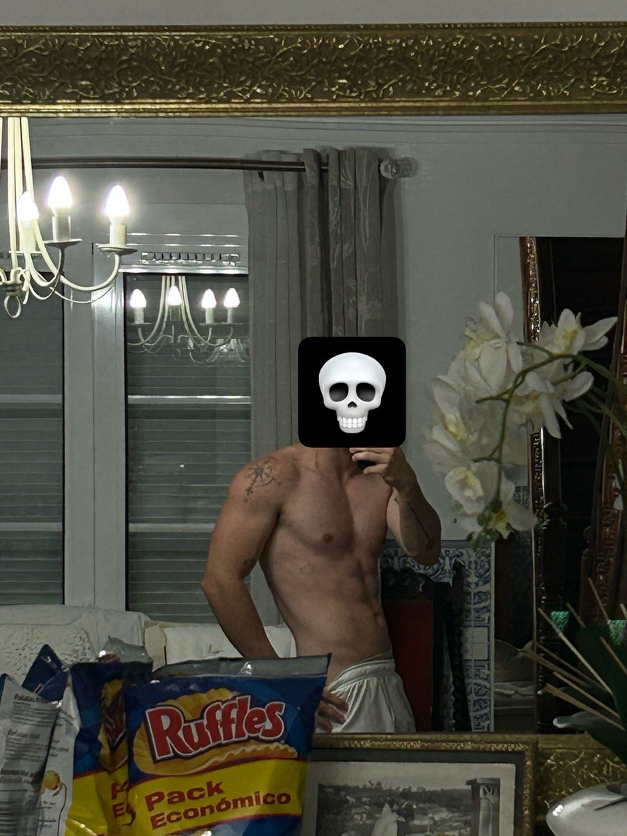Geled__'s tweet photo. Who wanna grap some chips https://t.co/CZEhvcNs1e