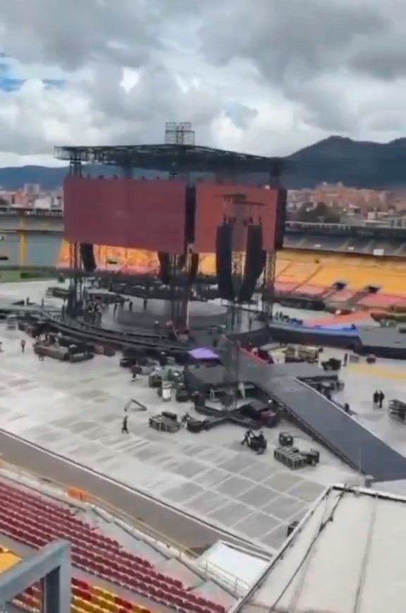 flowerforthv's tweet photo. en latam estamos tan acostumbradas a q nos traten mal y nos den las migajas de otros países q muchas ya aceptaron q nos den un escenario diferente al de los demás conciertos del tour, es increíble, llevaron el mismo escenario POR TODOS LOS CONTINENTES y para latam una MIERDAAA https://t.co/uvoCi2ehTI