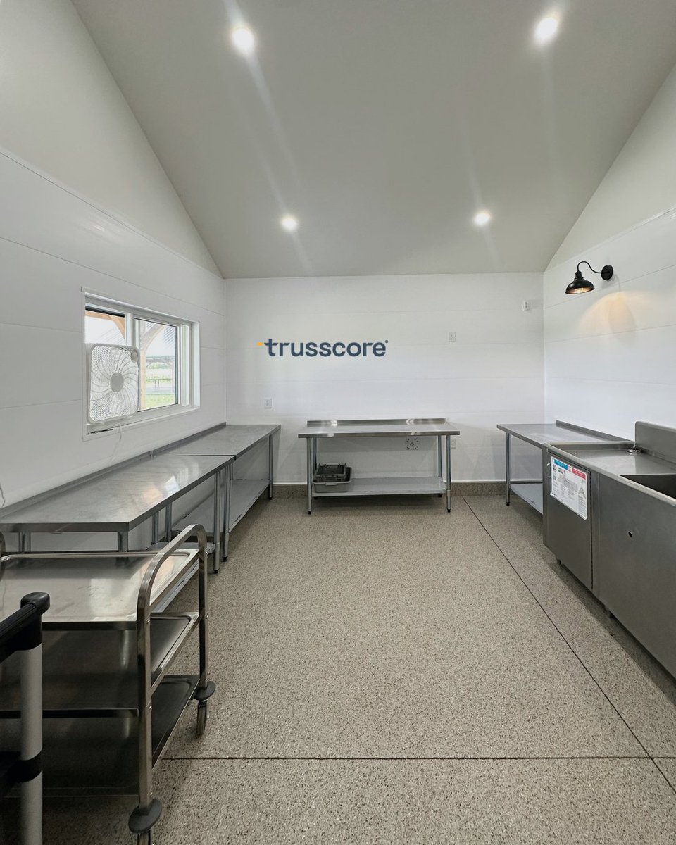 trusscore's tweet photo. The event kitchen at Bellkirks Orchard 🍎 where caterers prep, finalize, and plate for weddings.

Walls and ceiling in Trusscore Wall&amp;CeilingBoard: bright, easy to clean, and built for daily washdowns. 💦

👉 https://t.co/MLCpbaJak2 https://t.co/11GNXq1USd