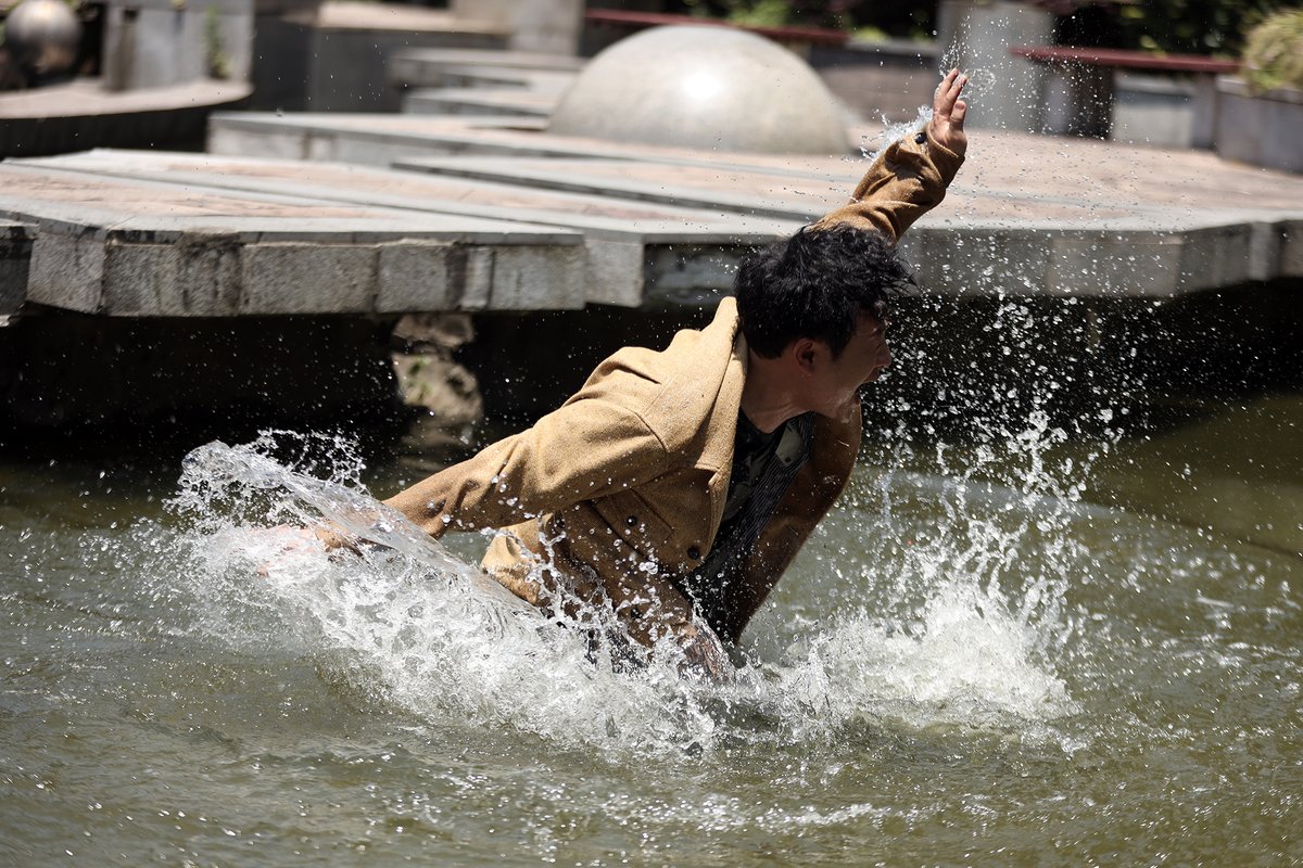 YpFnrYBiIDK4wpV's tweet photo. The lively water-splashing festival just flew by, but Mr. Zhang's silly grin stays. https://t.co/VYbShg291G