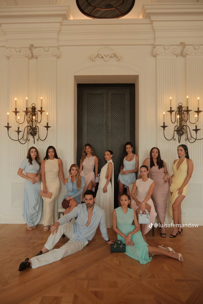 Oji_yellow's tweet photo. el que sonríe, pierde 🫪🫠😆

en la vida no todo puede ser clean look, old money mk. Ni el sudado de Paola Jara fue tan insípido como las caras en esta foto 😆 https://t.co/9uQotoBHoj