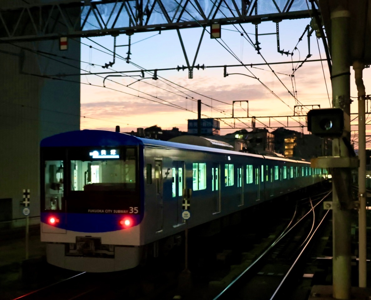 Chikamaru_info's tweet photo. ／
4000系No35編成 本日から運行開始
＼

　#新型車両 #4000系 11編成目となるNo35編成は5:45姪浜発 貝塚行として営業運転を開始しました。

　安全運行してまいりますので、皆さまヨロシクお願いいたします！

#ヨロシク
#35編成
#福岡市地下鉄 https://t.co/dyiZT1ljhd