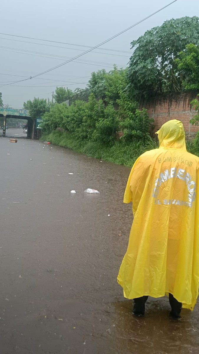 BomberosSV's tweet photo. 🚨 Realizamos monitoreo preventivo en zonas vulnerables a inundaciones debido a las lluvias.📍Terminal Nueva, Sonsonate.

🚗🚲 Automovilistas y motociclistas: se recomienda tomar rutas alternas.

Para reportar emergencias, llama al 📞 9️⃣ 1️⃣ 3️⃣ 🚒💨

#PlanInvierno2026 ☔ https://t.co/s1HLQbjdac