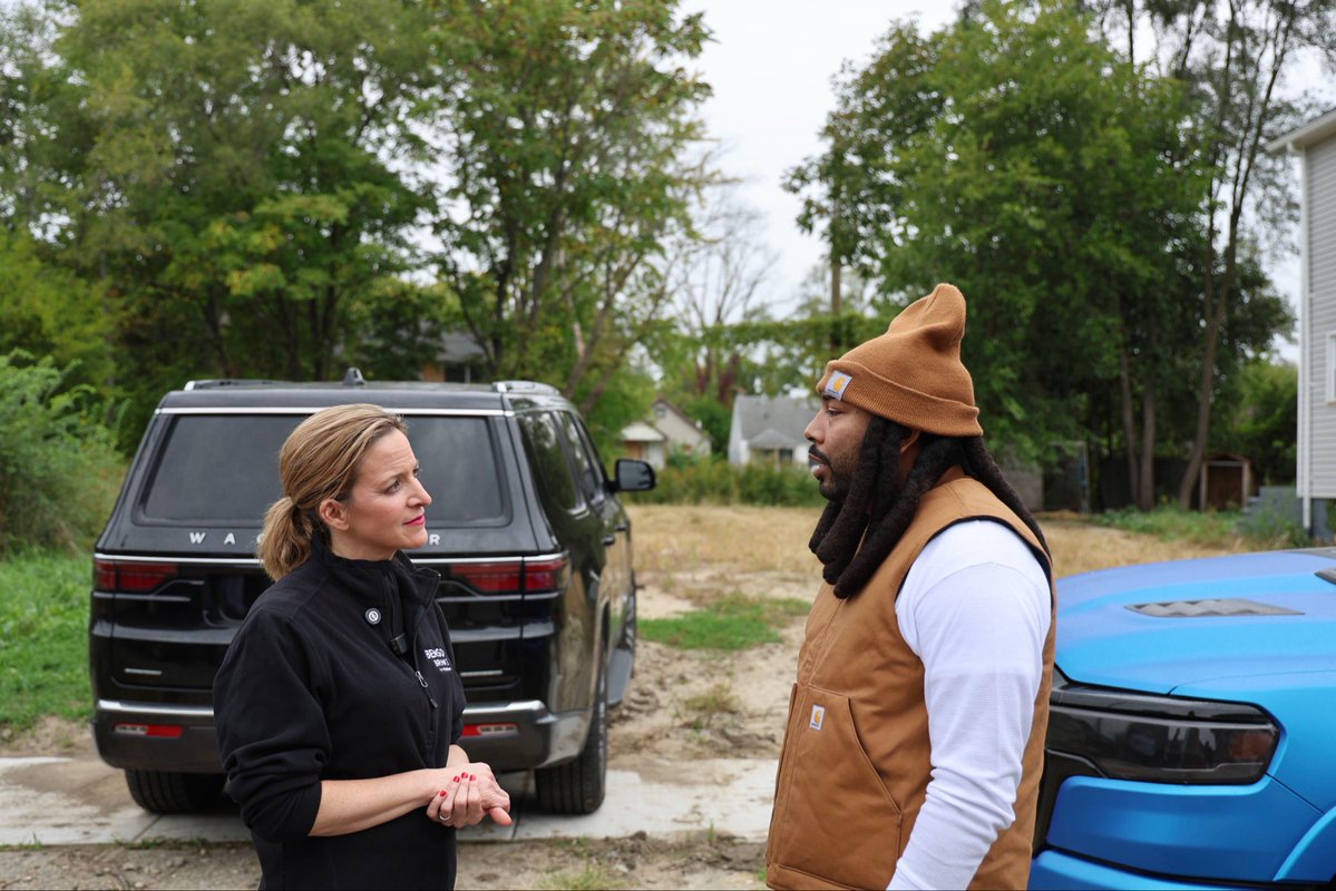 samueljrob's tweet photo. New: Democratic nominee for Michigan governor Jocelyn Benson and Detroit rapper Icewear Vezzo toured the Gracious Hands transitional housing facility Wednesday to talk about delivering more resources, housing assistance and mental health support. https://t.co/qsNqCLhzxr