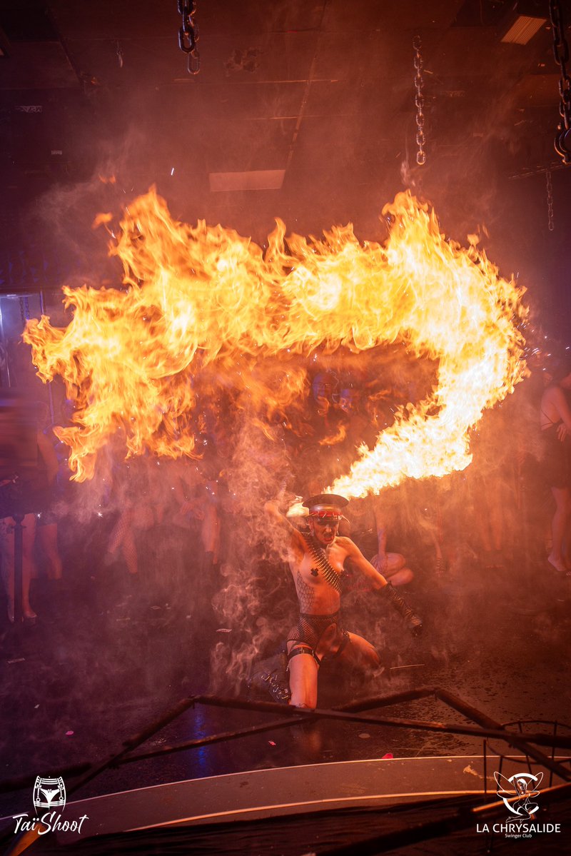 BDSM_SUD666's tweet photo. DémoniaK Acte VII
 La Chrysalide, une édition intense et inoubliable 🖤 Un public incroyable, une ambiance unique et surtout… le show exceptionnel de Mère Dragon

Merci à toutes et tous pour cette soirée hors du commun.
#bdsm #meredragon #Chrysalide #BDSMFrance https://t.co/yBusKjvKch